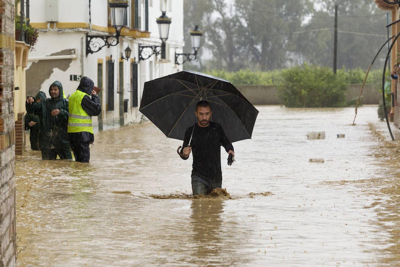 Domingo, 4 de diciembre: Las torrenciales lluvias caídas en Málaga y su provincia anegaron calles e inmuebles y desbordaron río y arroyos, dejando una víctima. Fotografía: agencias