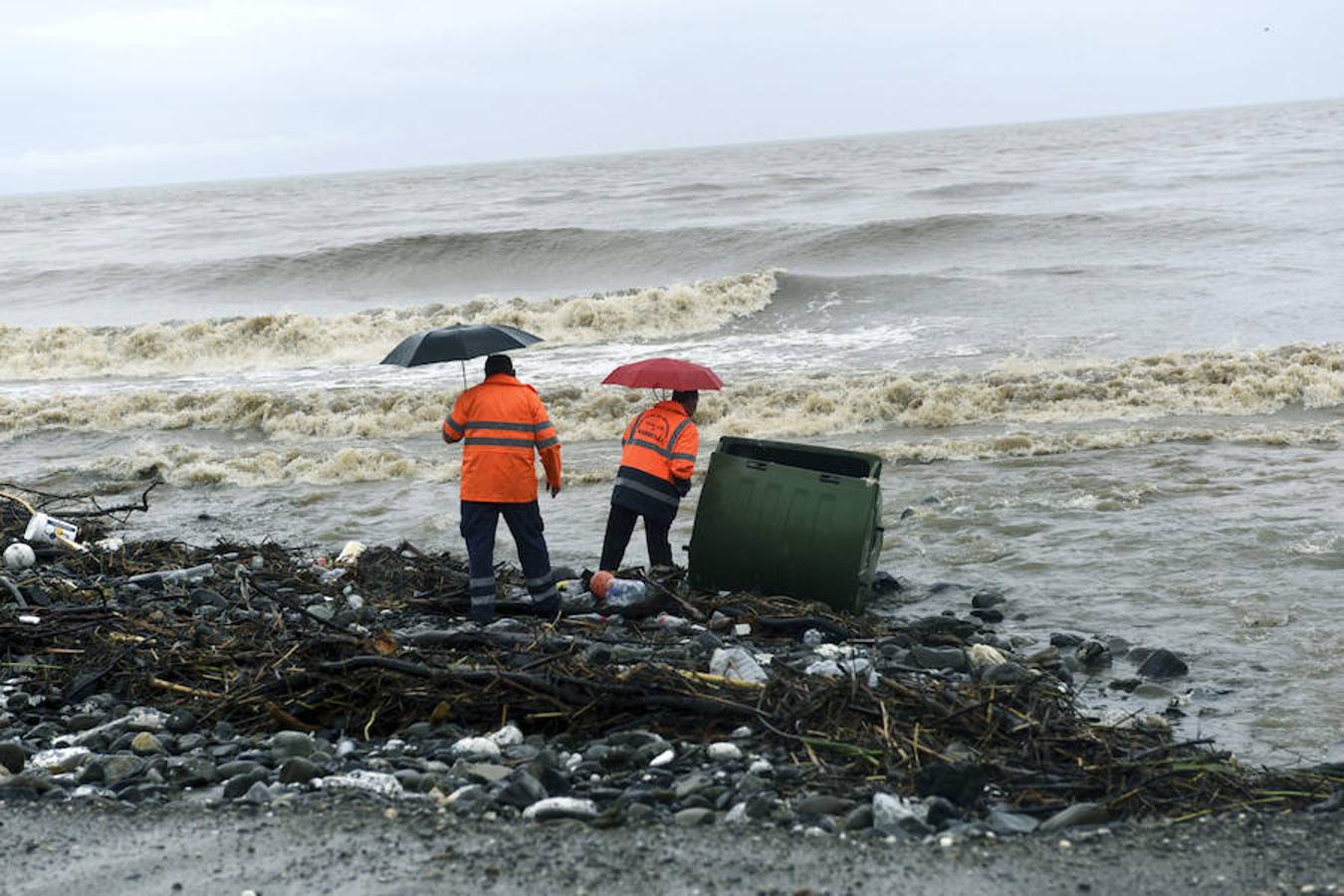 Domingo, 4 de diciembre: Las torrenciales lluvias caídas en Málaga y su provincia anegaron calles e inmuebles y desbordaron río y arroyos, dejando una víctima. Fotografía: agencias