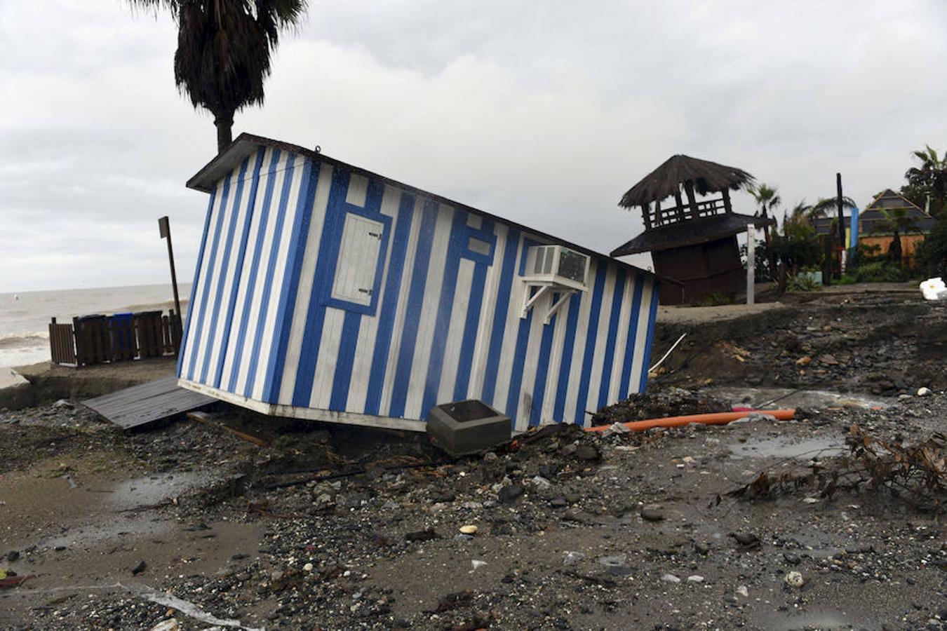 Domingo, 4 de diciembre: Las torrenciales lluvias caídas en Málaga y su provincia anegaron calles e inmuebles y desbordaron río y arroyos, dejando una víctima. Fotografía: agencias