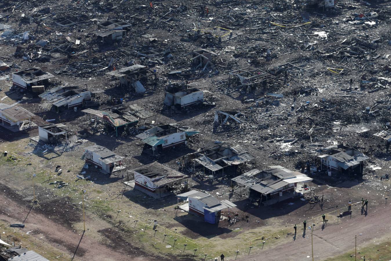 Miércoles, 21 de diciembre: La explosión en cadena en el mayor mercado pirotécnico de América Latina causa 31 muertos, muchos irreconocibles tras el desastre. Fotografías: Agencias