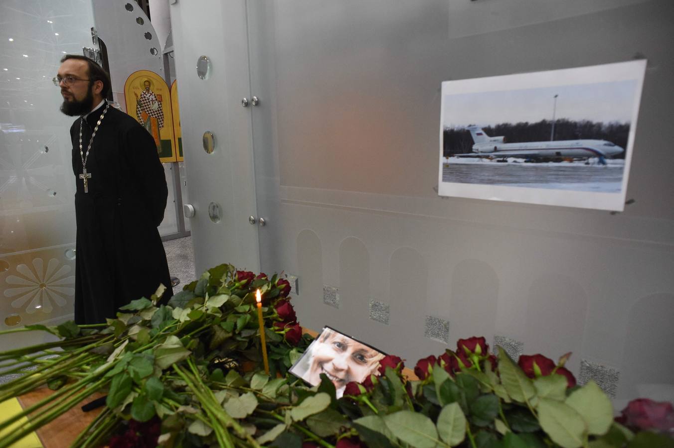 Domingo, 25 de diciembre. Tragedia en el Mar Negro. Un avión militar ruso en el que viajaban 90 personas, entre ellas 60 miembros del coro del Ejército Rojo, cayó al agua a los 20 minutos de su despegue del aeropuerto de Sochi. Fotografías: Agencias