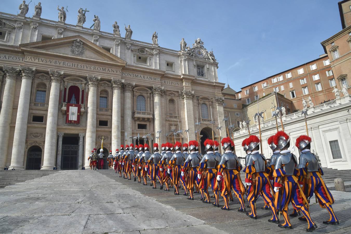 Domingo, 25 de diciembre .El Papa Francisco ofició el tradicional mensaje de Navidad "Urbi et Orbi" a la ciudad y al mundo, el 25 de diciembre de 2016 en la plaza de San Pedro en el Vaticano. Fotografías: Agencias.