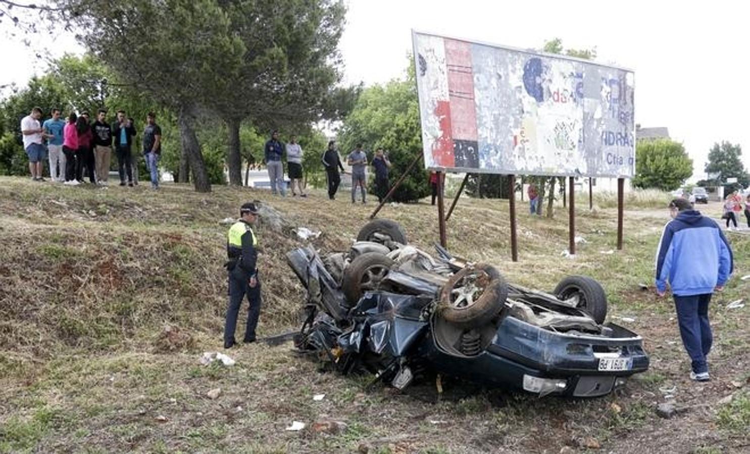 Detenido un conductor que causa un accidente con siete heridos en el último día de feria de Cáceres. En la feria de Cáceres ocurrieron varios sucesos entre los que destaca la detención del conductor que dejó siete heridos tras un accidente de tráfico. El detenido huía de la policía cuando chocó con dos coches parados en un semáforo. El balance del accidente era de siete heridos, dos de ellos graves, y tres coches implicados.