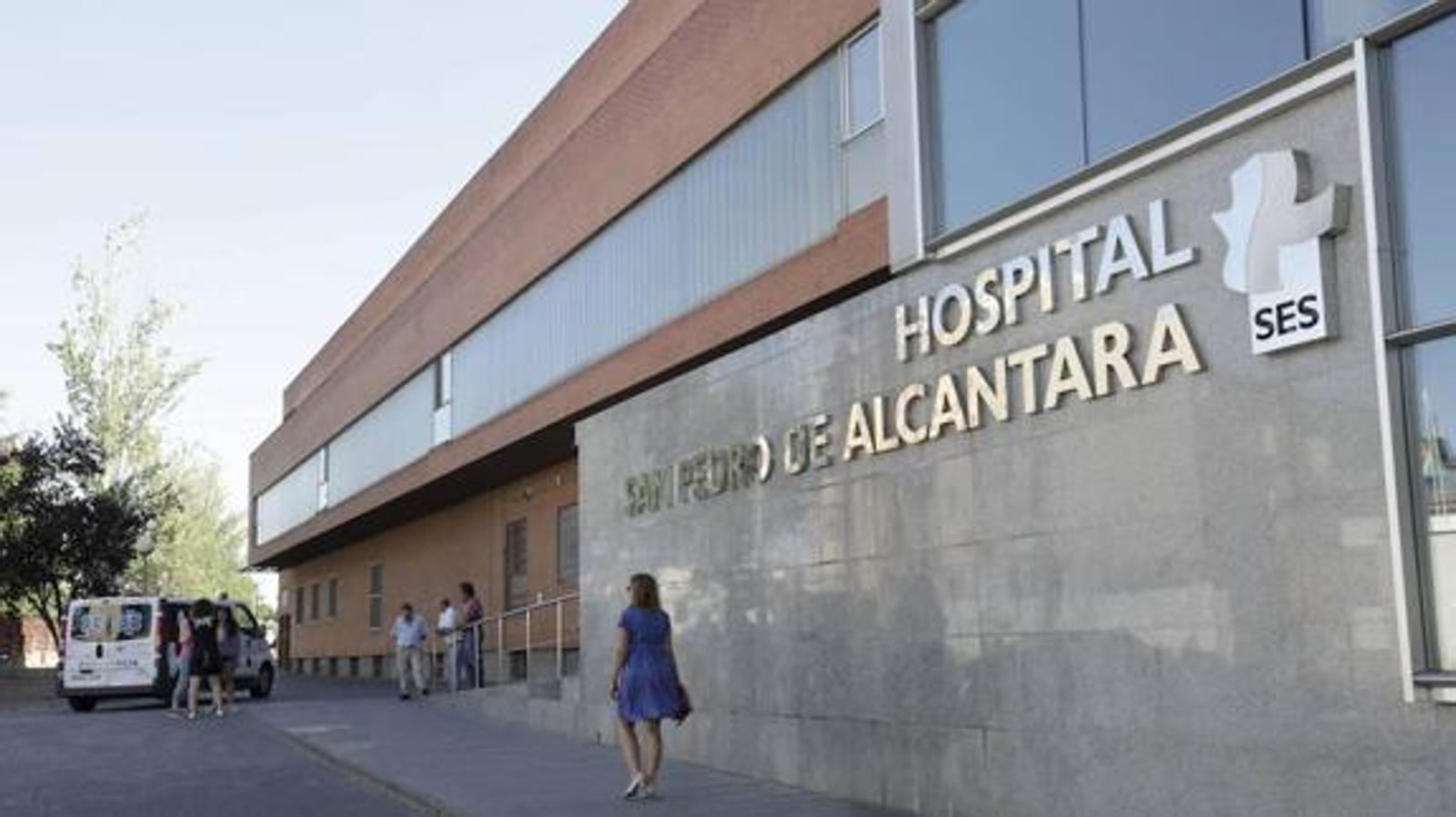 Fallece una joven en el Hospital San Pedro de Alcántara. Nagore Orcera falleció el 24 de Agosto después de que le realizasen una cesárea en el en el Hospital San Pedro de Alcántara. La mujer tenía 30 años y era madre de una niña de cuatro años. Su segundo hijo fue dado de alta sin que su salud peligrase.