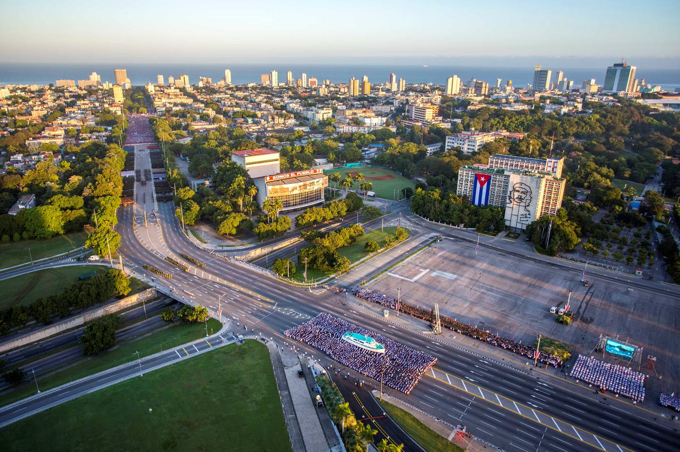 Desfile militar por los 58 años de la Revolución Cubana