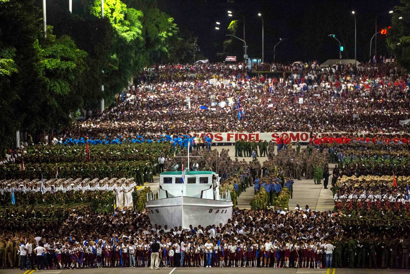 Desfile militar por los 58 años de la Revolución Cubana