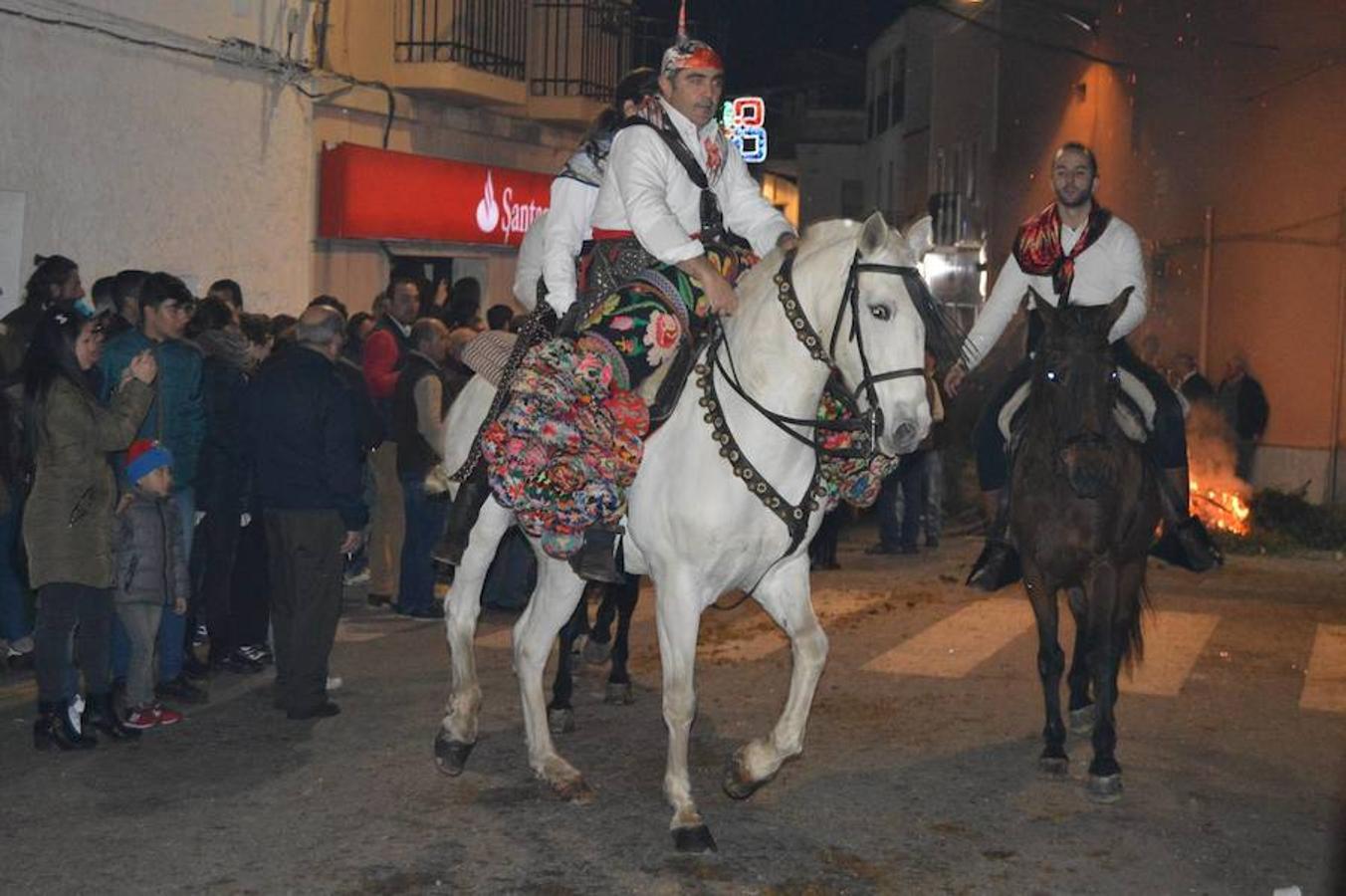 Alegría colectiva en Pela en honor a San Antón