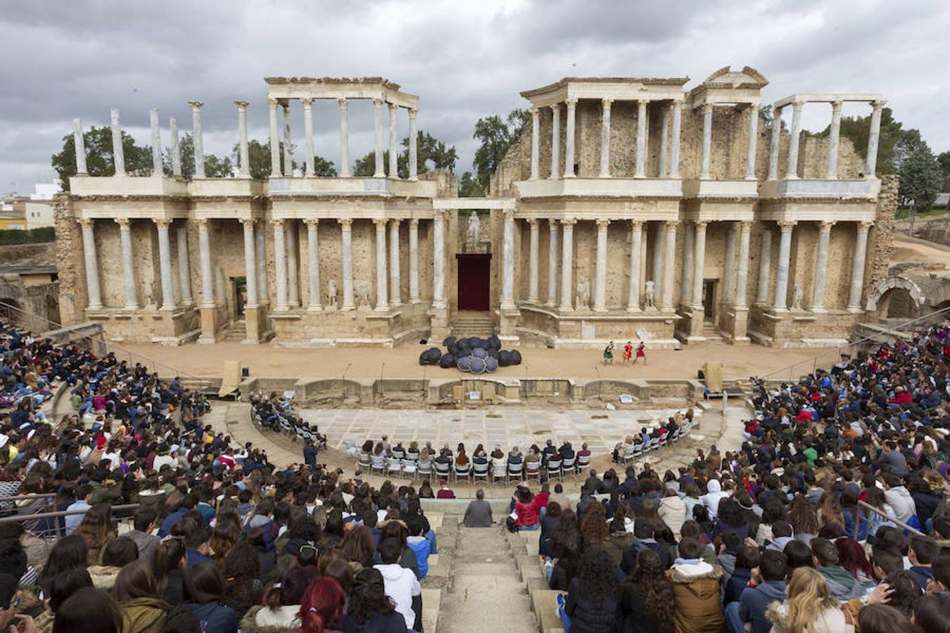 Festival Juvenil de Teatro Grecolatino de Mérida. A finales de abril se celebrará este festival dirigido a un público infantil, juvenil y familiar, que también cuanta con el privilegio de ser en el Teatro Romano de Mérida.