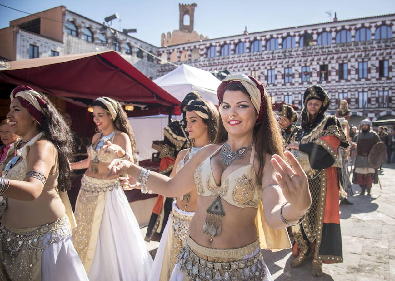 Almossassa en Badajoz. Los pacenses celebran la fundación de la ciudad con este festival. Para ello, el centro histórico se convierte en un escenario árabe donde se puede disfrutar de un zoco, de bailarinas, músicos, del olor de las especias y los dulces.