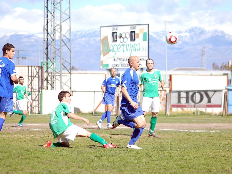 2011. Llevándose el balón, Martín Tártara, jugador del Díter Zafra, en el partido frente al Moralo.