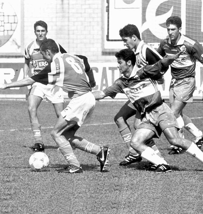 1998. Jugadores del Díter Zafra y el Cacereño.