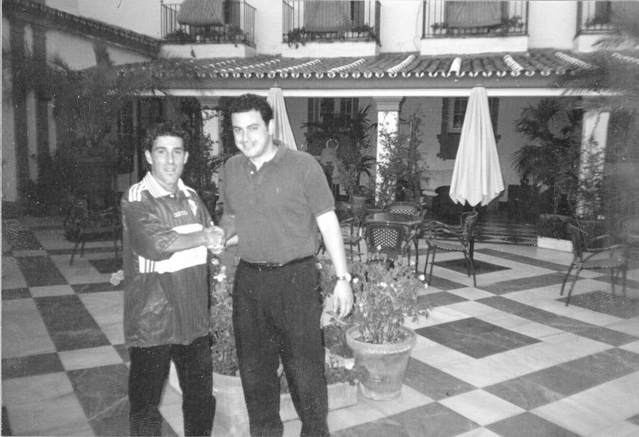 1998. Presentación como jugador del delantero Rafael Pozo, junto al presidente del Díter, Antonio Martínez Doblas.