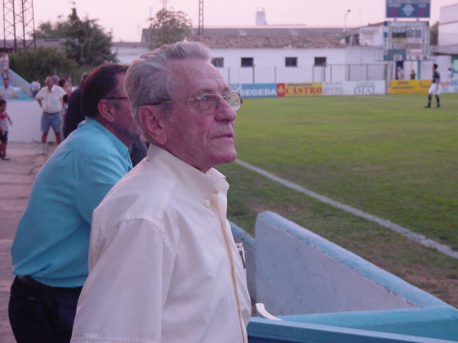 2003. Ezequiel Gallardo 'Pardy', ex masajista del Díter Zafra, observa atento el desarrollo del partido que su equipo le rindió como homenaje.