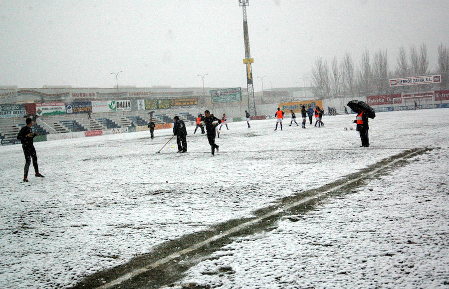 2006. Suspensión del encuentro entre el Díter Zafra y el Águilas a causa de la nieve, en el Nuevo Estadio.