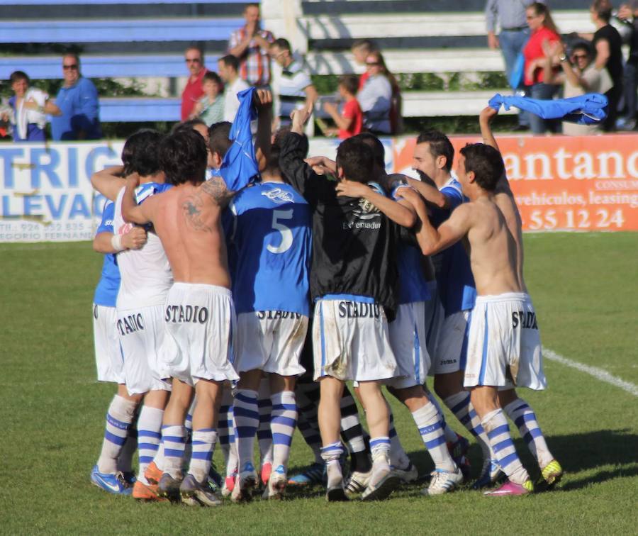 2013. Jugadores del Díter Zafra celebrando su clasificación a Fase de Ascenso tras derrotar al Hernán Cortés.