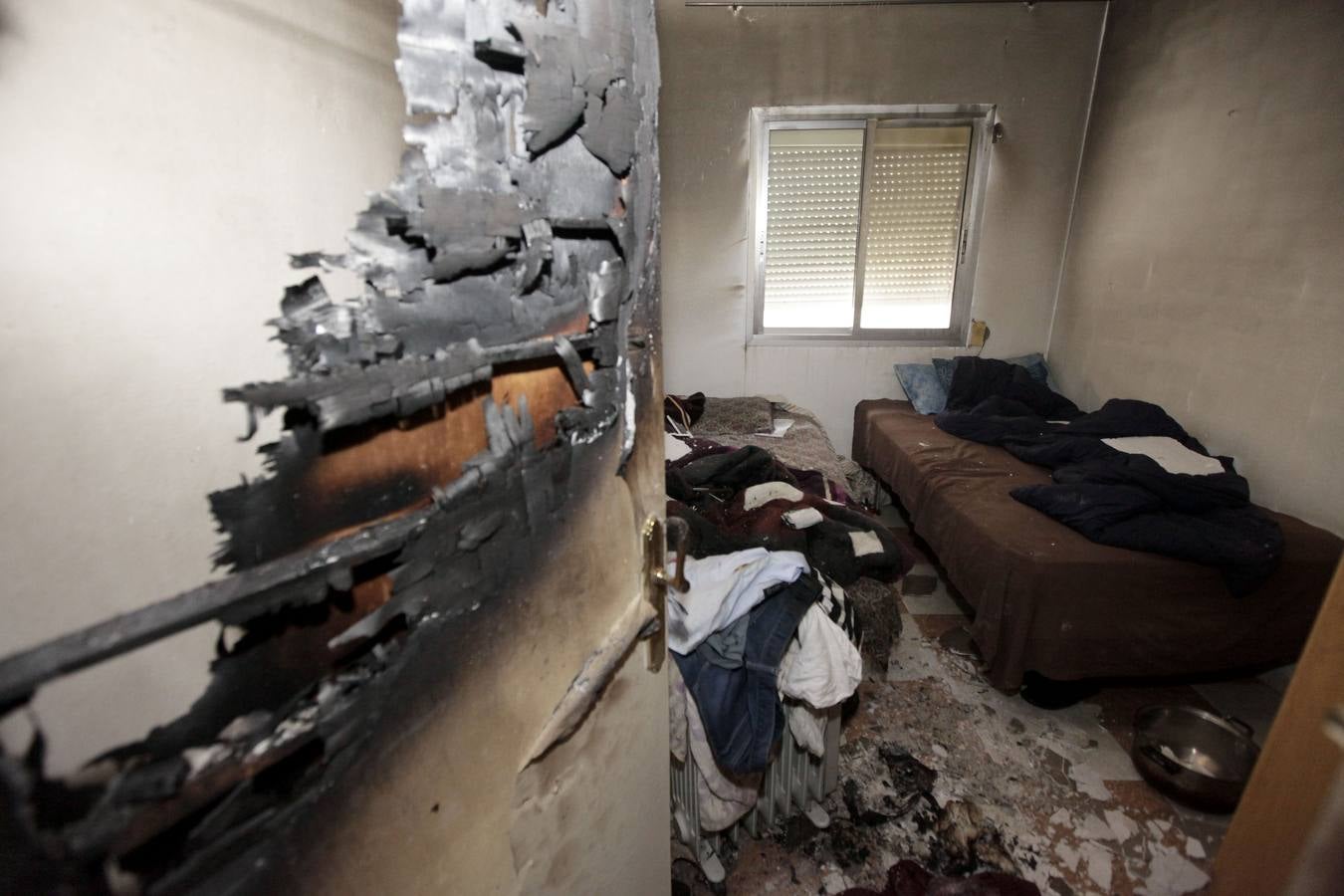 Un herido en el incendio de un piso ocupado por siete personas