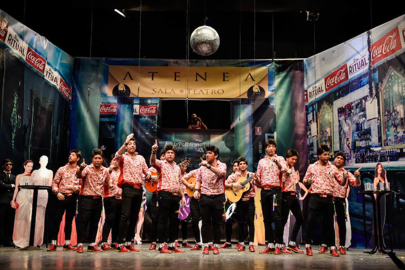 La noche cambio de energía por el ritmo trepidante de Los Camballotas, que este año son unos ligones muy buitres. Desde el momento que salieron bailando, arrancaron carcajadas al público