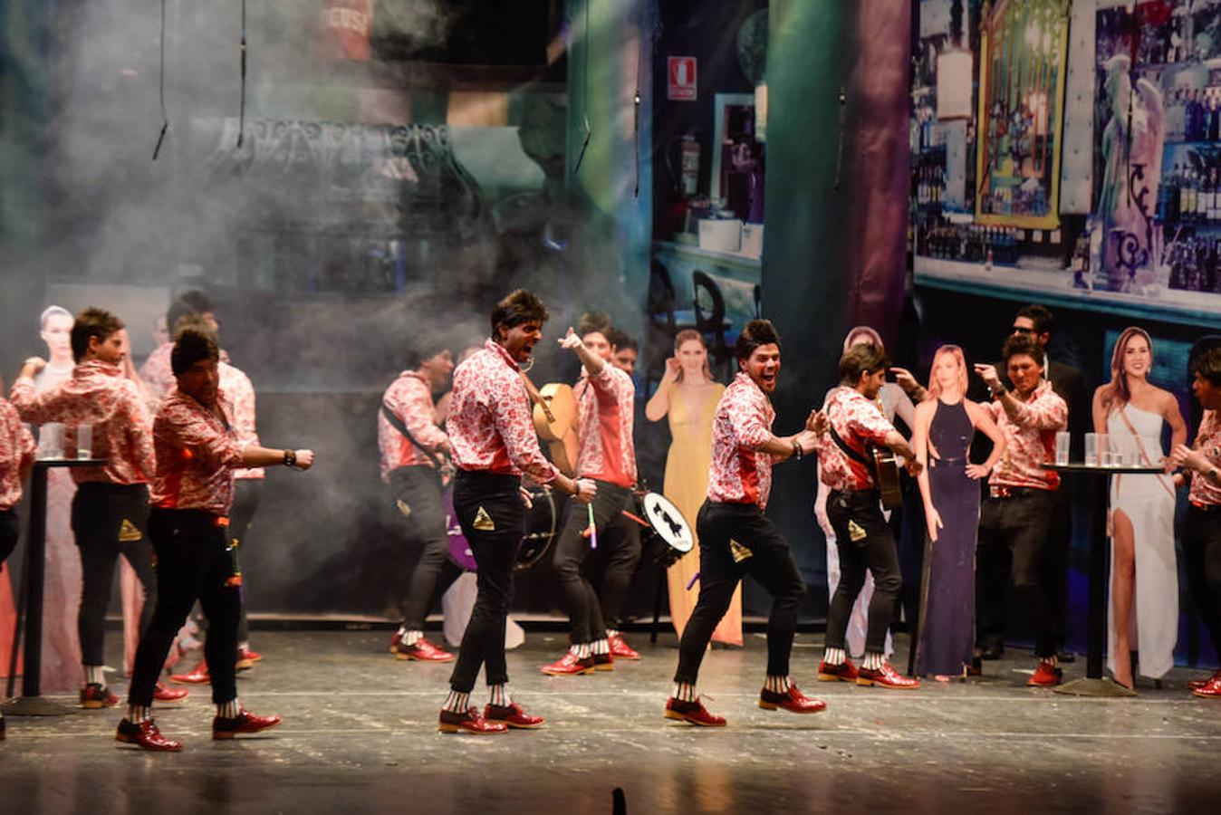 La noche cambio de energía por el ritmo trepidante de Los Camballotas, que este año son unos ligones muy buitres. Desde el momento que salieron bailando, arrancaron carcajadas al público