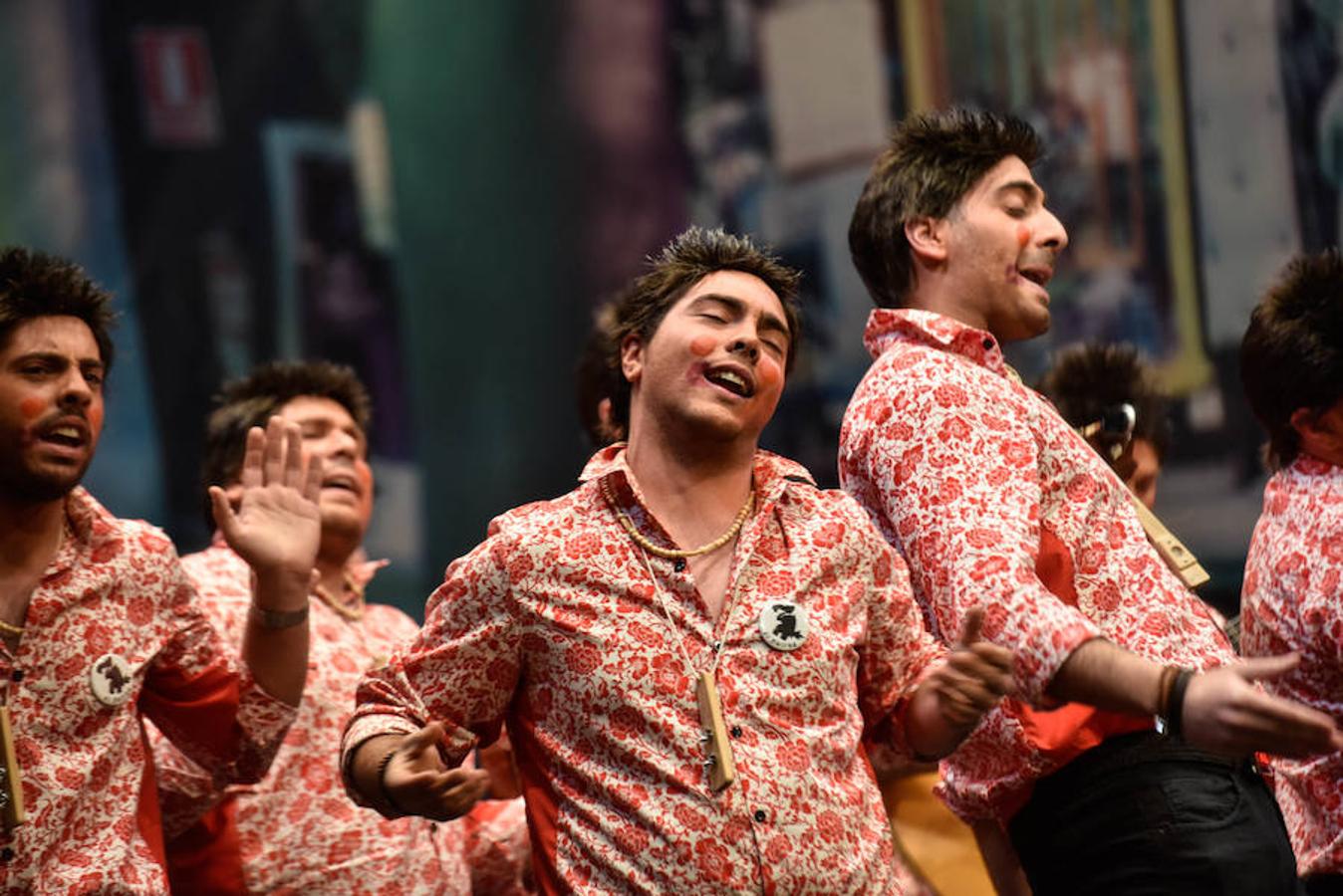 La noche cambio de energía por el ritmo trepidante de Los Camballotas, que este año son unos ligones muy buitres. Desde el momento que salieron bailando, arrancaron carcajadas al público