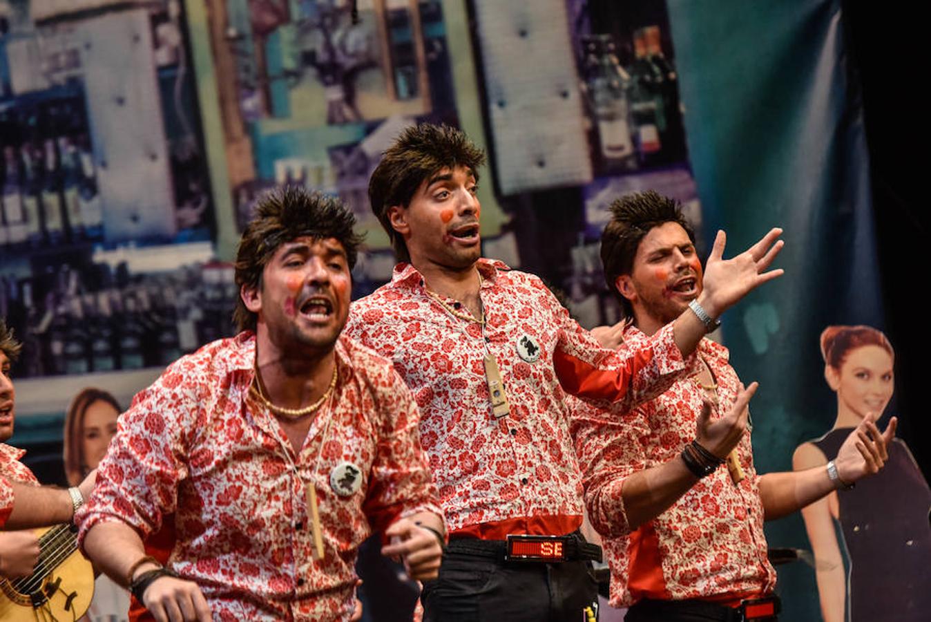 La noche cambio de energía por el ritmo trepidante de Los Camballotas, que este año son unos ligones muy buitres. Desde el momento que salieron bailando, arrancaron carcajadas al público