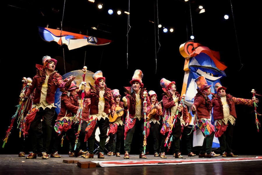 A muchos de sus seguidores les molesta que les comparen con las comparsas gaditanas, pero es que en Badajoz este grupo no tiene comparación con nada