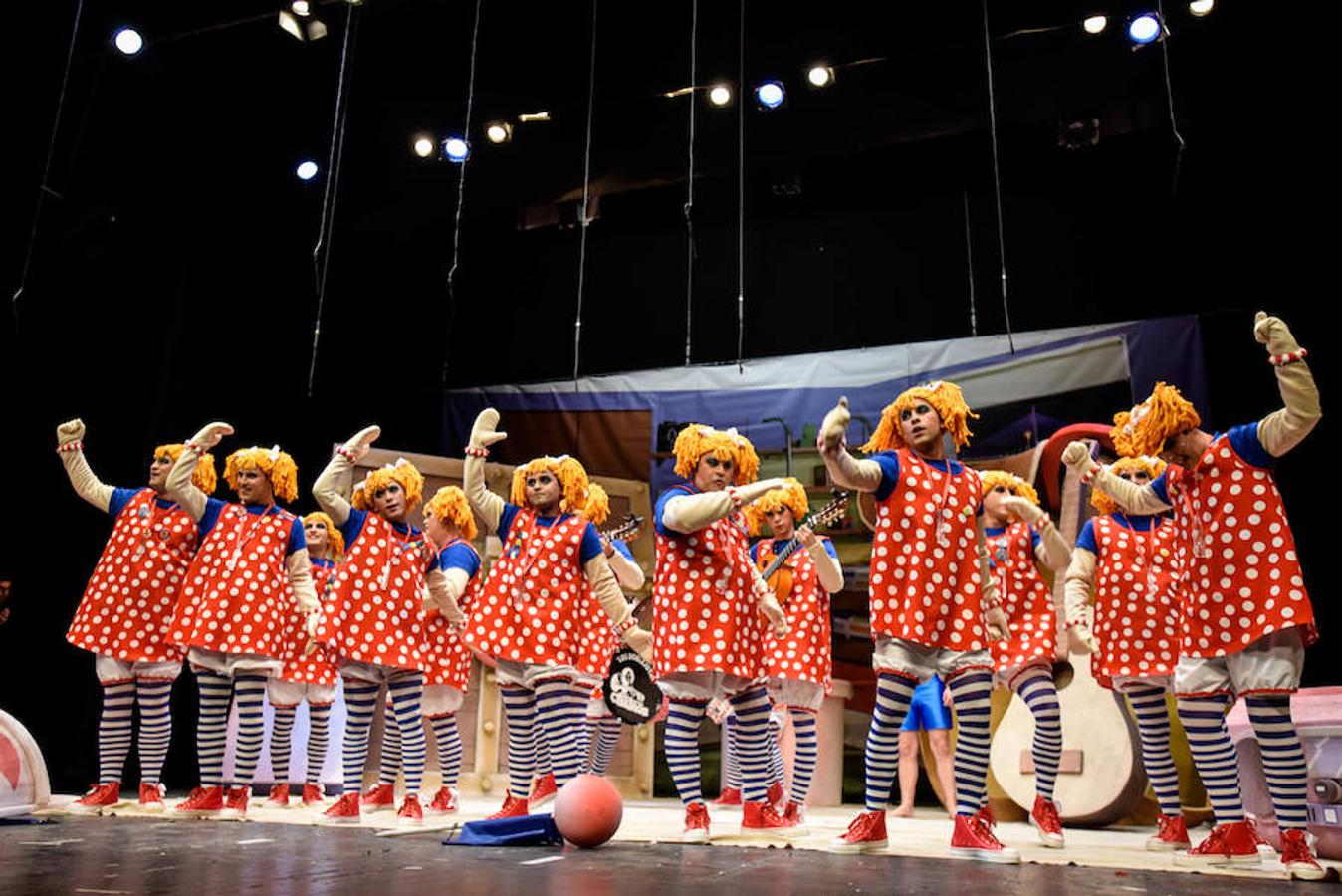 Lo mejor de Los Chalaos es el punto de tener un acordeón en la presentación, la puesta en escena y los toques de actualidad