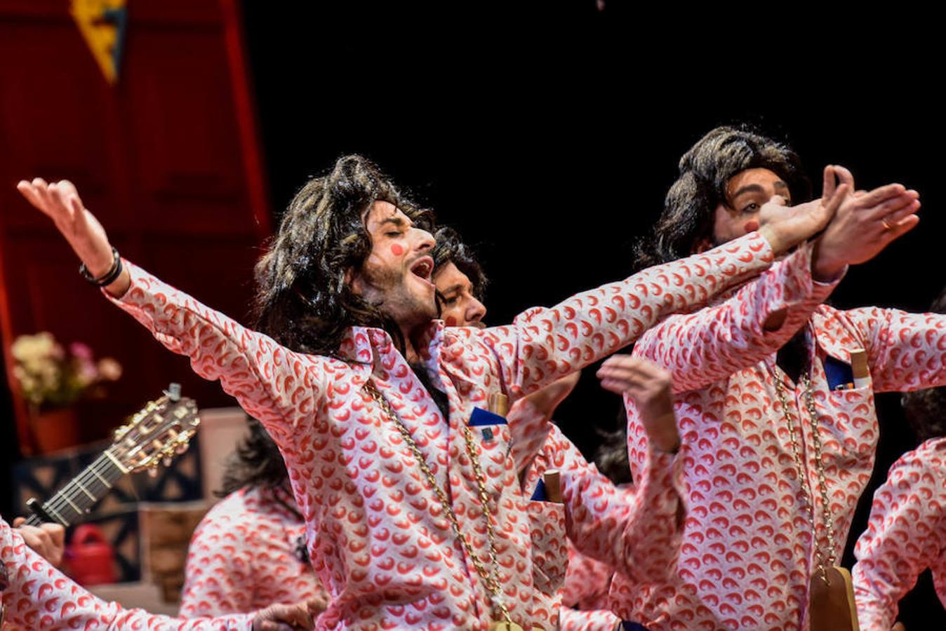 ¡Esa chirigota! Será uno de los gritos de este Carnaval. Yo no salgo fue la primera murga en poner en pie al público del López de Ayala este año