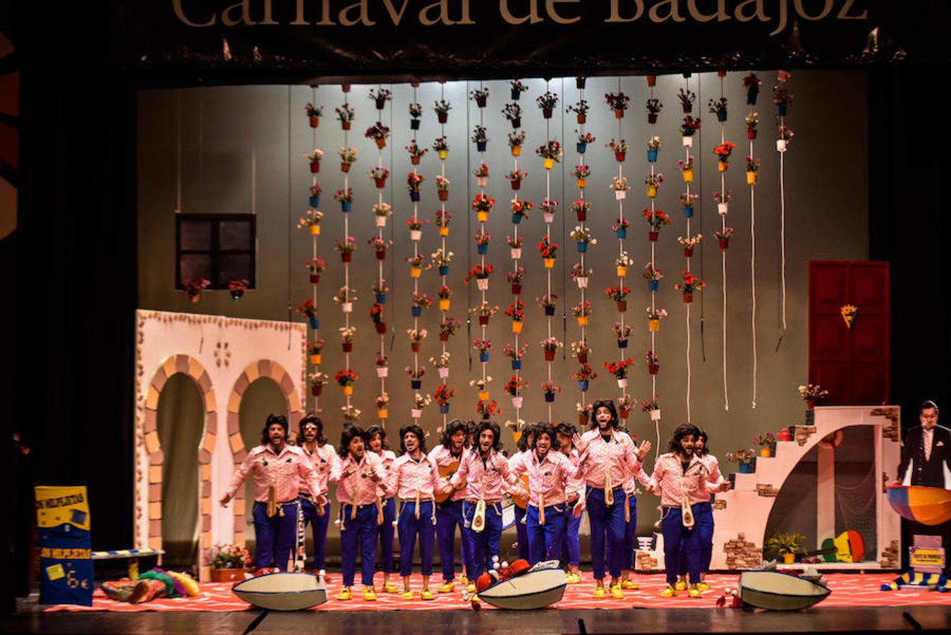 ¡Esa chirigota! Será uno de los gritos de este Carnaval. Yo no salgo fue la primera murga en poner en pie al público del López de Ayala este año