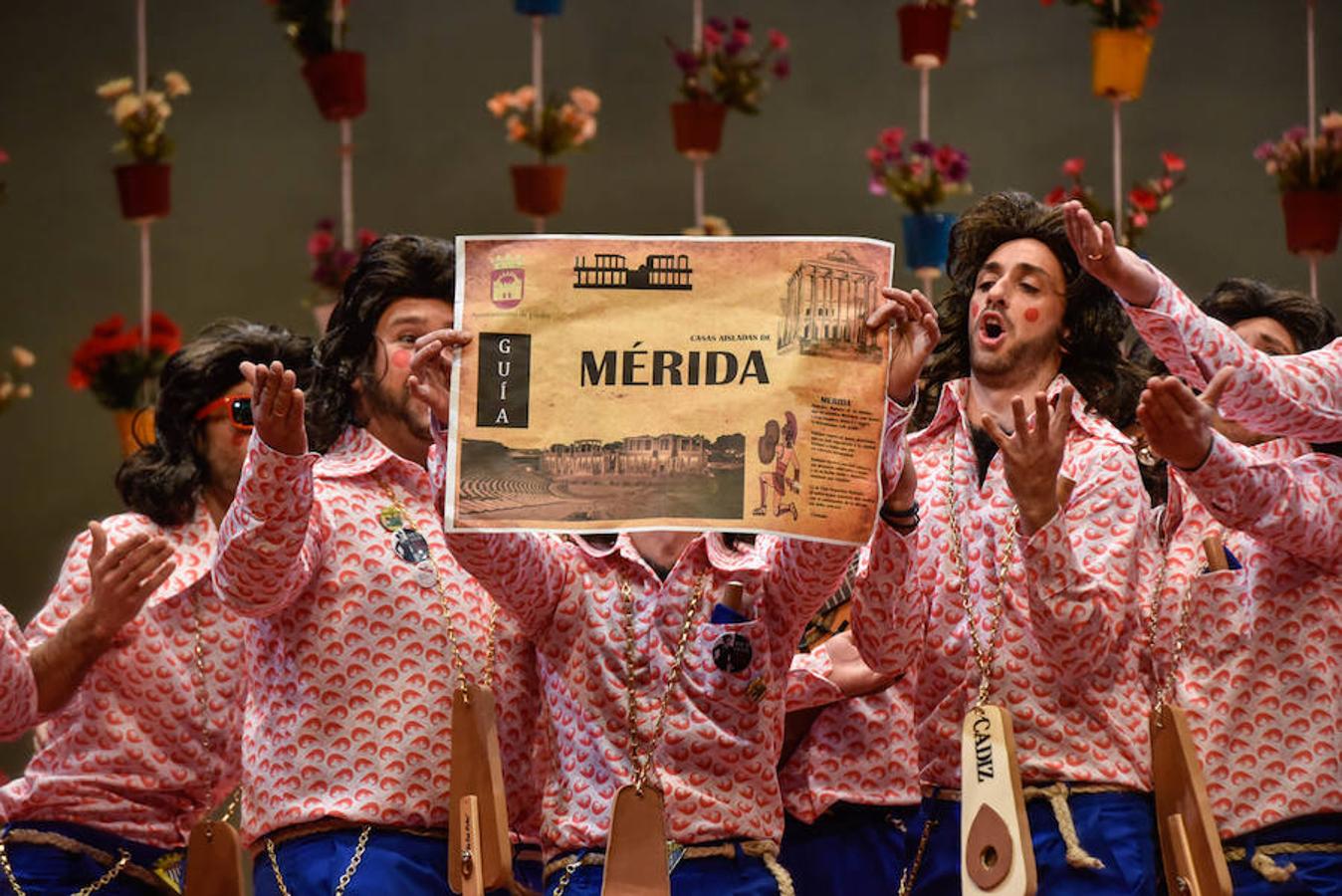 ¡Esa chirigota! Será uno de los gritos de este Carnaval. Yo no salgo fue la primera murga en poner en pie al público del López de Ayala este año