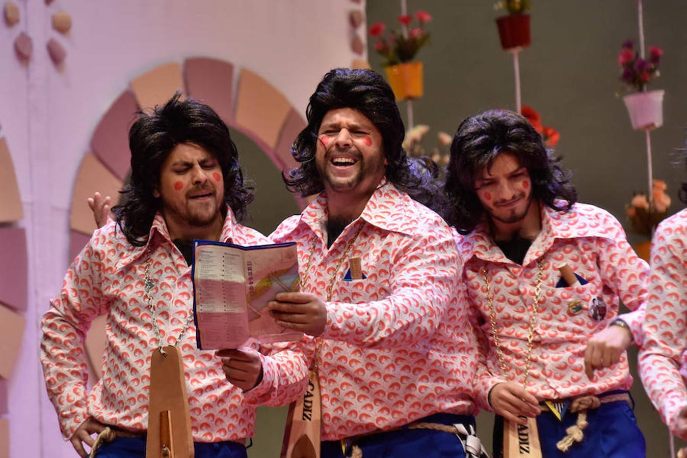 ¡Esa chirigota! Será uno de los gritos de este Carnaval. Yo no salgo fue la primera murga en poner en pie al público del López de Ayala este año