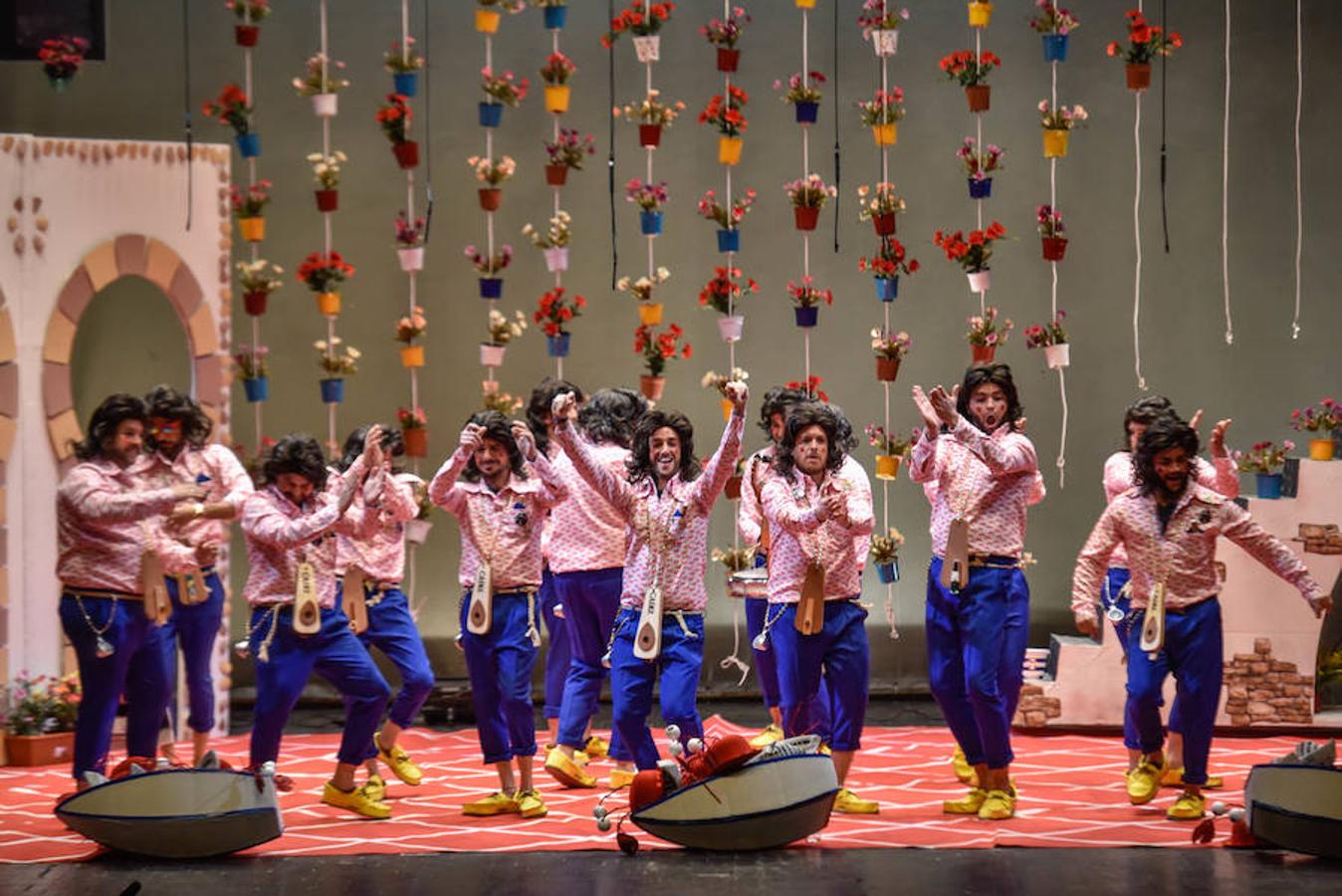 ¡Esa chirigota! Será uno de los gritos de este Carnaval. Yo no salgo fue la primera murga en poner en pie al público del López de Ayala este año