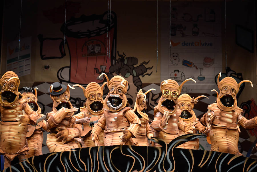 Tuvieron sorpresas como la presentación con música de Los Cobardes de Martínez Ares, un atrevimiento que no pasó desapercibido para los asistentes