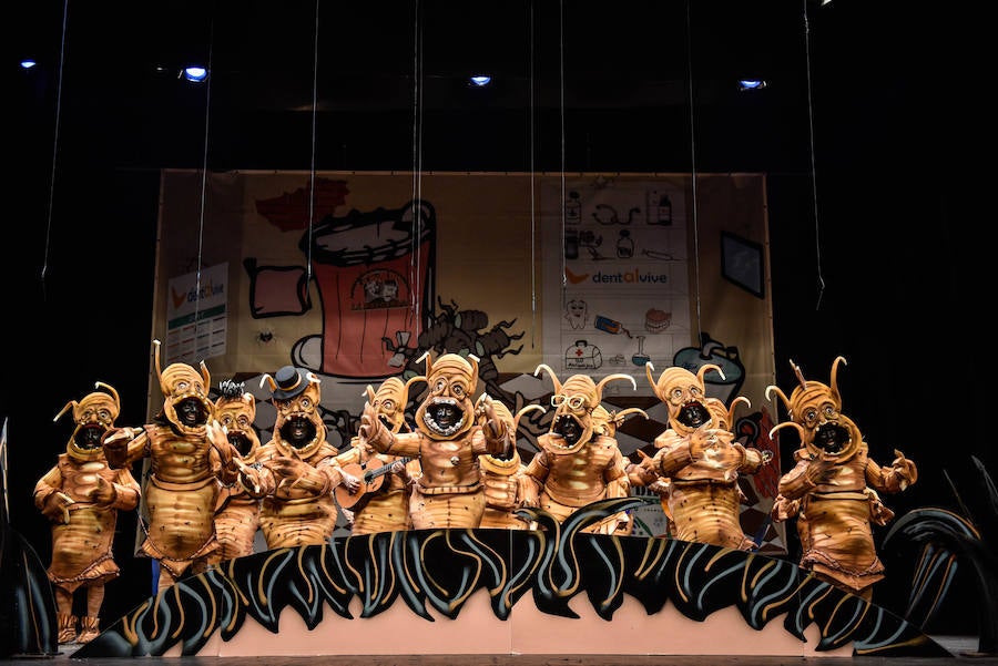 Tuvieron sorpresas como la presentación con música de Los Cobardes de Martínez Ares, un atrevimiento que no pasó desapercibido para los asistentes