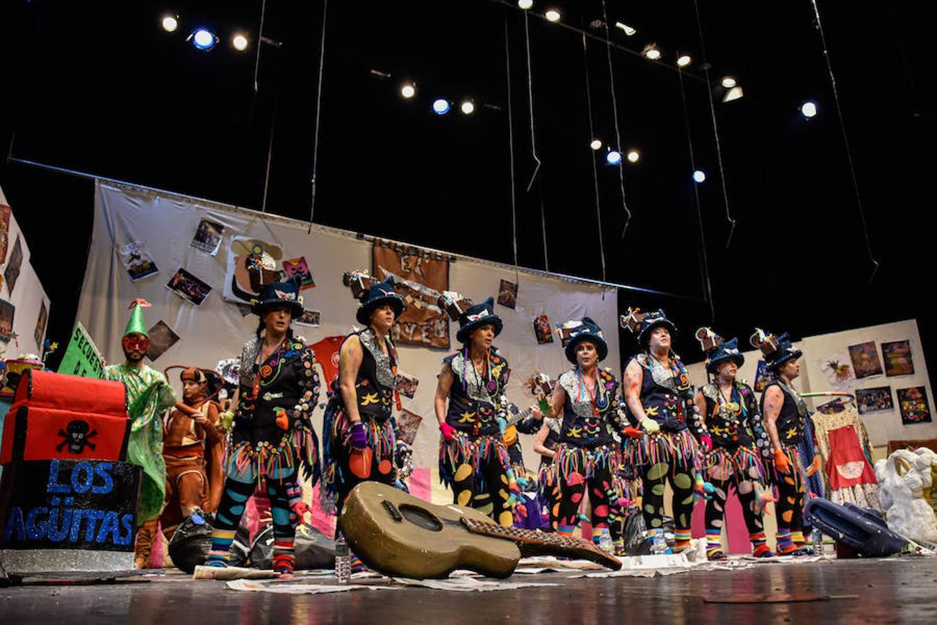 Murguer Queen ha tenido una gran idea, representar un Síndrome de Diógenes carnavalero, un personaje que acumula recuerdos de comparsas y murgas