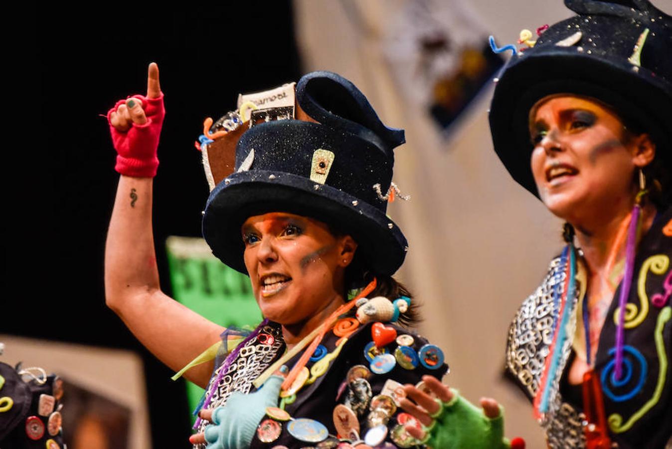 Murguer Queen ha tenido una gran idea, representar un Síndrome de Diógenes carnavalero, un personaje que acumula recuerdos de comparsas y murgas