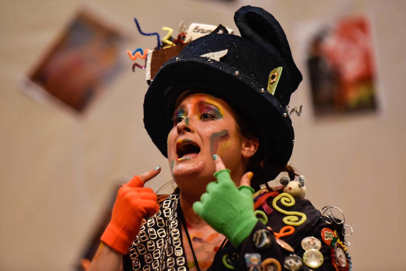 Murguer Queen ha tenido una gran idea, representar un Síndrome de Diógenes carnavalero, un personaje que acumula recuerdos de comparsas y murgas