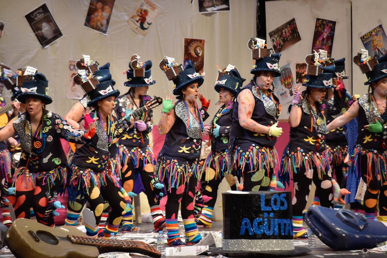 Murguer Queen ha tenido una gran idea, representar un Síndrome de Diógenes carnavalero, un personaje que acumula recuerdos de comparsas y murgas