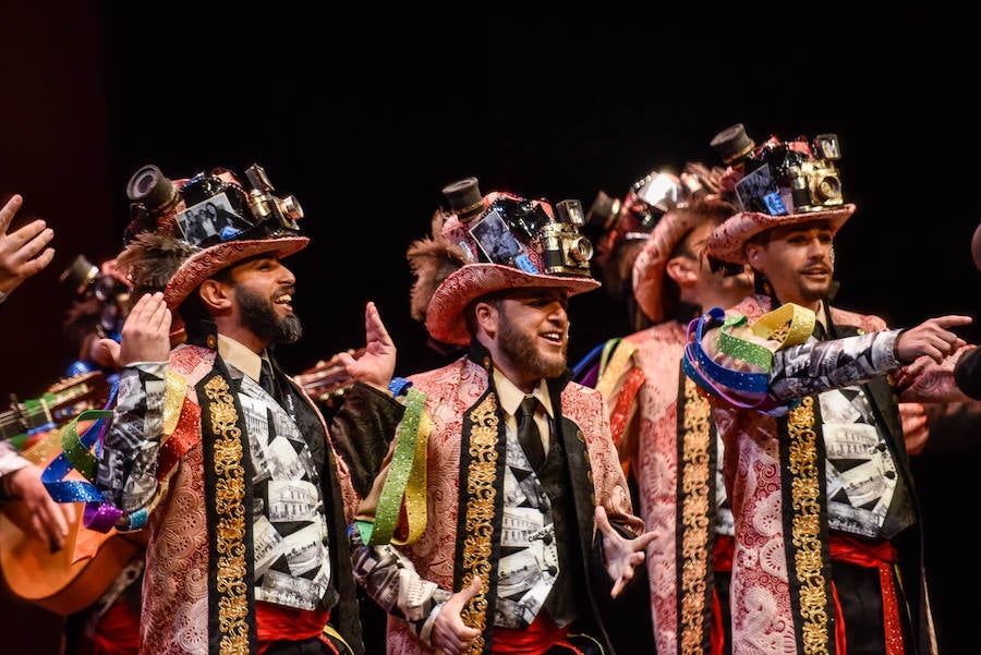 La última noche de preliminares la abrió Marwan con un tipo de fotógrafos al estilo de disfraz de comparsas