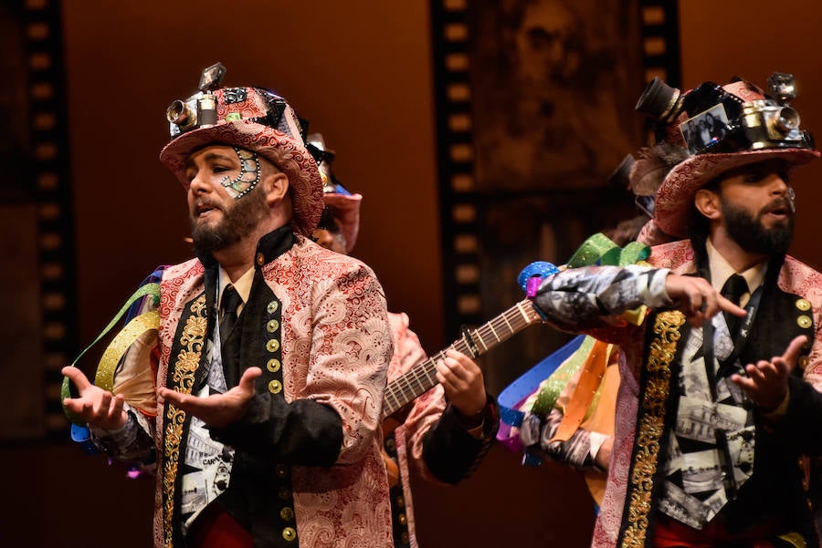 La última noche de preliminares la abrió Marwan con un tipo de fotógrafos al estilo de disfraz de comparsas