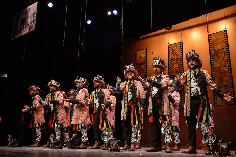 La última noche de preliminares la abrió Marwan con un tipo de fotógrafos al estilo de disfraz de comparsas