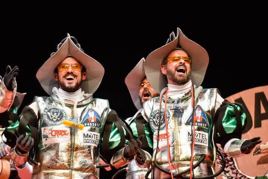 Pa 4 días subieron al escenario disfrazados de conquistadores espaciales