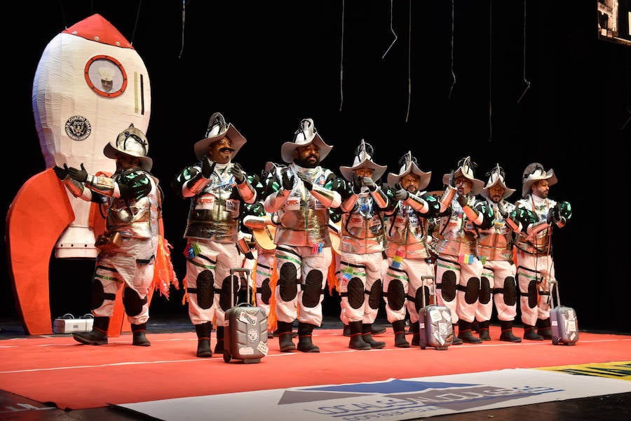 Pa 4 días subieron al escenario disfrazados de conquistadores espaciales