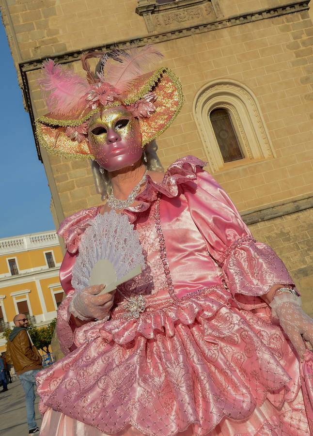 El sol convierte el Carnaval de Día en multitudinario