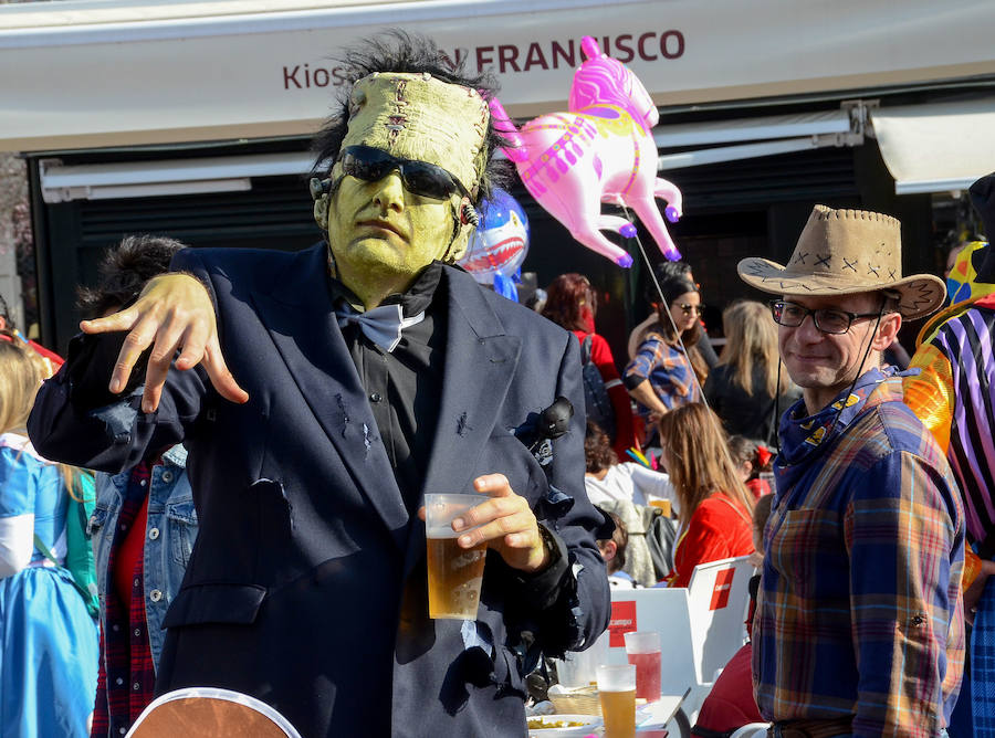 El sol convierte el Carnaval de Día en multitudinario