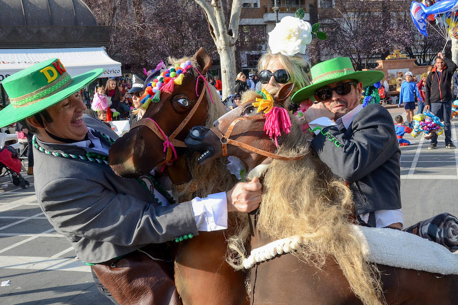 El sol convierte el Carnaval de Día en multitudinario