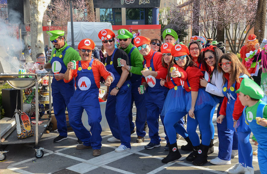 El sol convierte el Carnaval de Día en multitudinario
