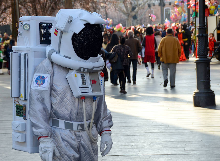 El sol convierte el Carnaval de Día en multitudinario