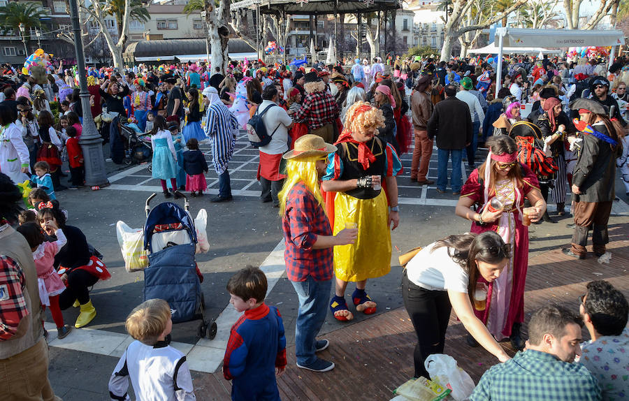 El sol convierte el Carnaval de Día en multitudinario