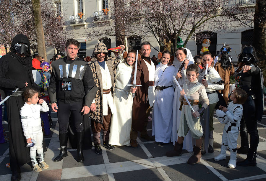 El sol convierte el Carnaval de Día en multitudinario