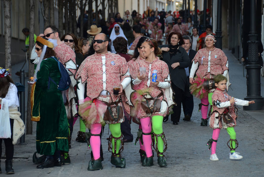 El sol convierte el Carnaval de Día en multitudinario